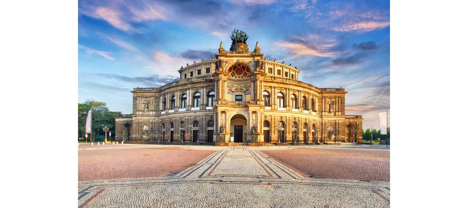 Sehenswürdigkeiten in Dresden: Frontalansicht der Semperoper.