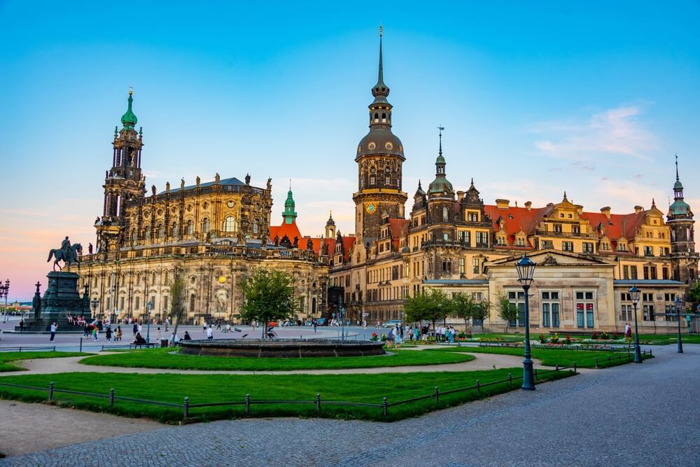 Sehenswürdigkeiten in Dresden: Katholische Hofkirche auf dem Theaterplatz.