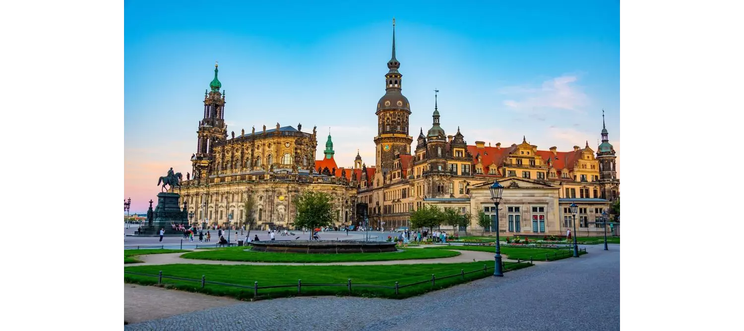 Sehenswürdigkeiten in Dresden: Katholische Hofkirche auf dem Theaterplatz.