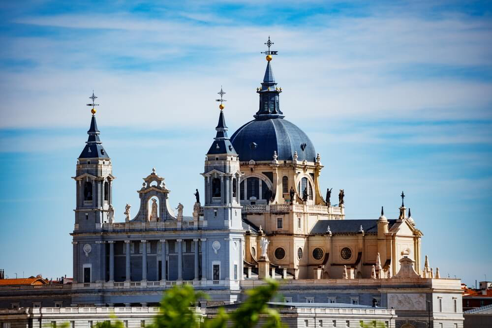 Die Almudena-Kathedrale in Madrid aus der Ferne gesehen.