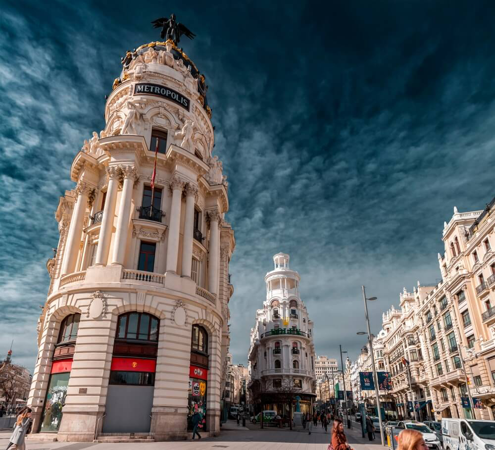 Die Gran Vía in Madrid mit dem Metropolis-Haus im Vordergrund.