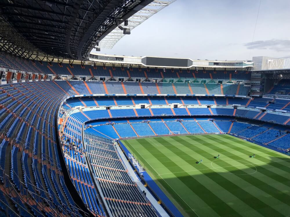 Blick von den oberen Tribünen auf das Spielfeld des Estadio Santiago Bernabéu.