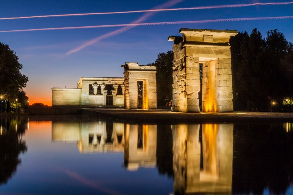 Tempel von Debod: ein ägyptischer Tempel in Madrid in der Abenddämmerung.