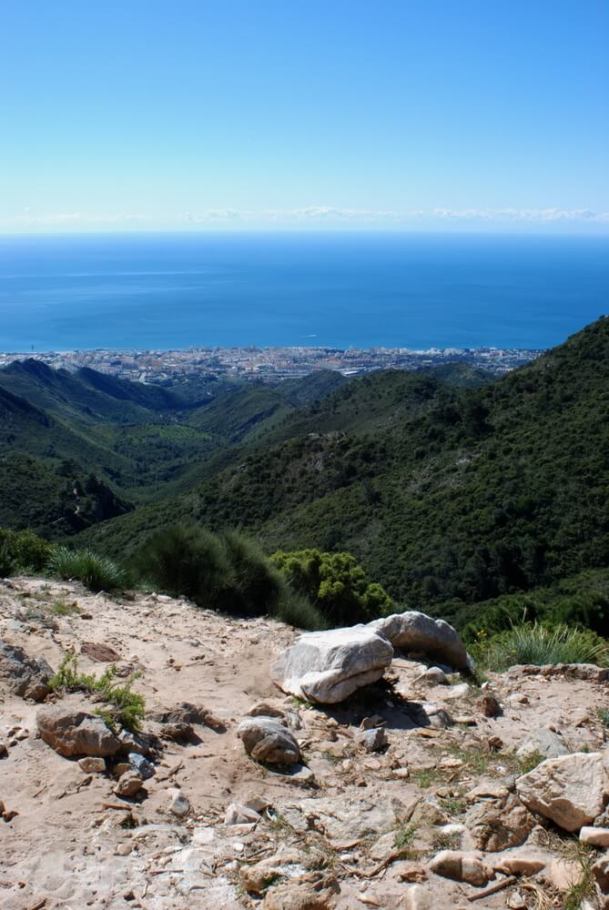 Die Stadt Marbella von den dahinterliegenden Bergen aus gesehen.