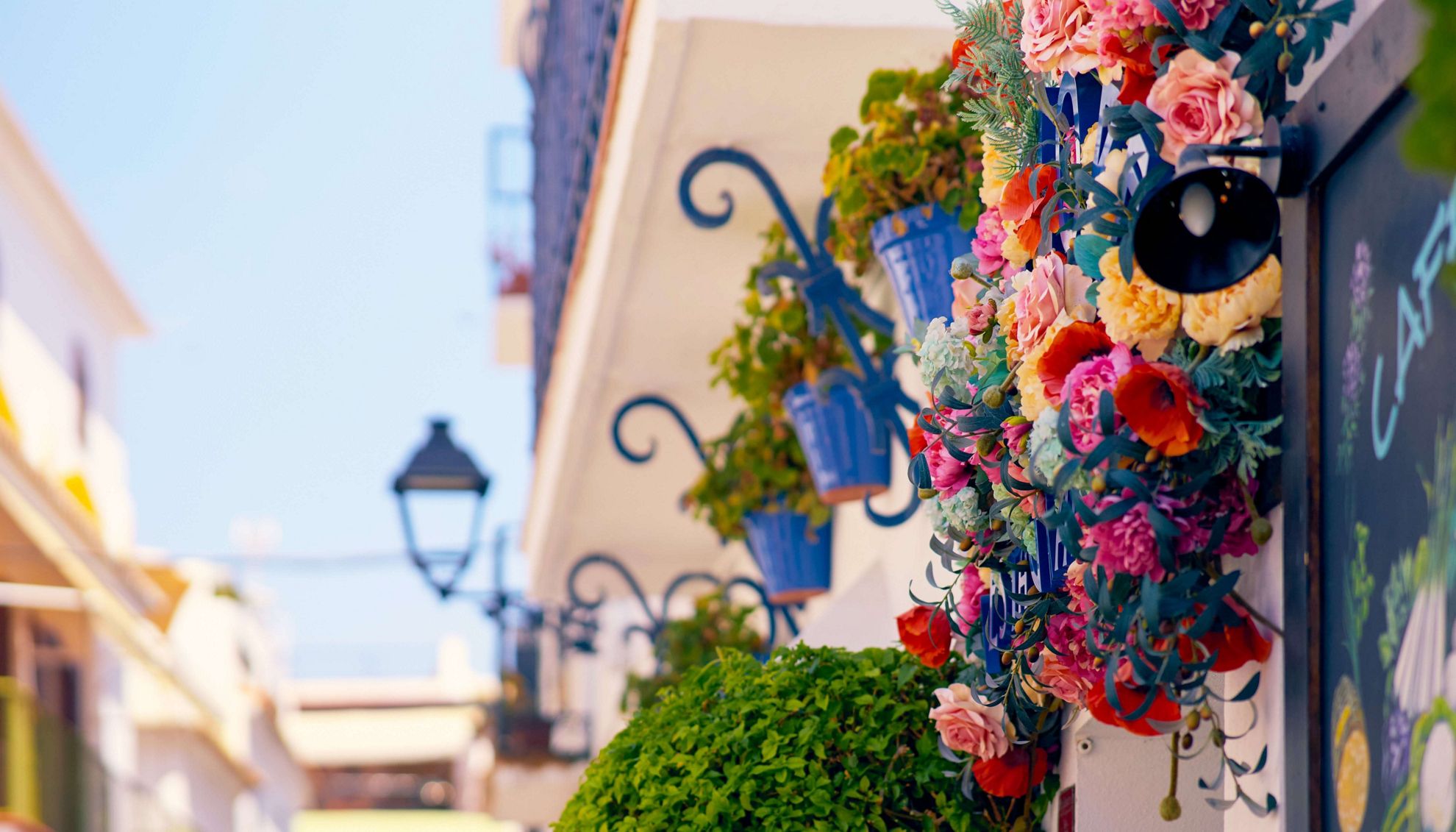 Blumentopf an einer Häuserfassade in Marbella.