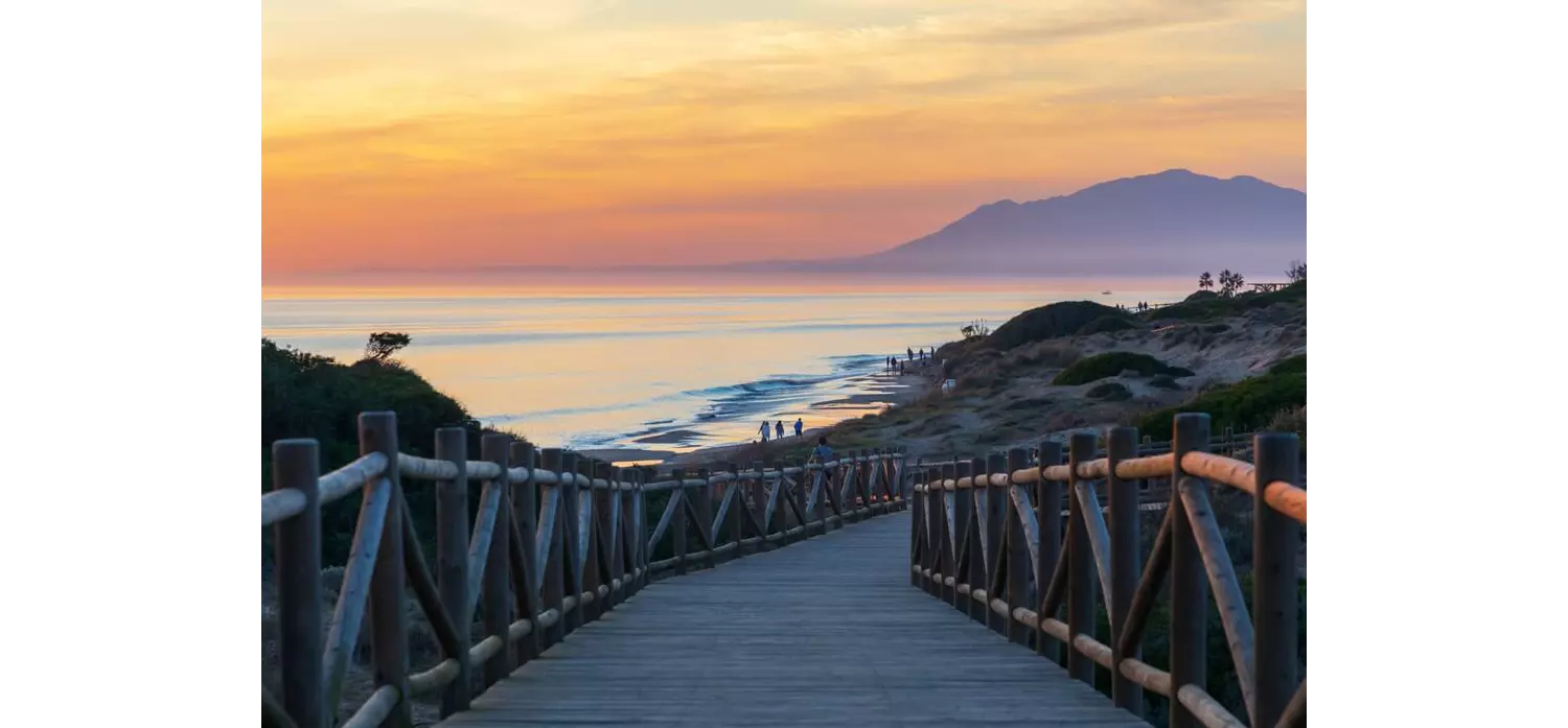 Der Strand von Cabopino in der Abenddämmerung.