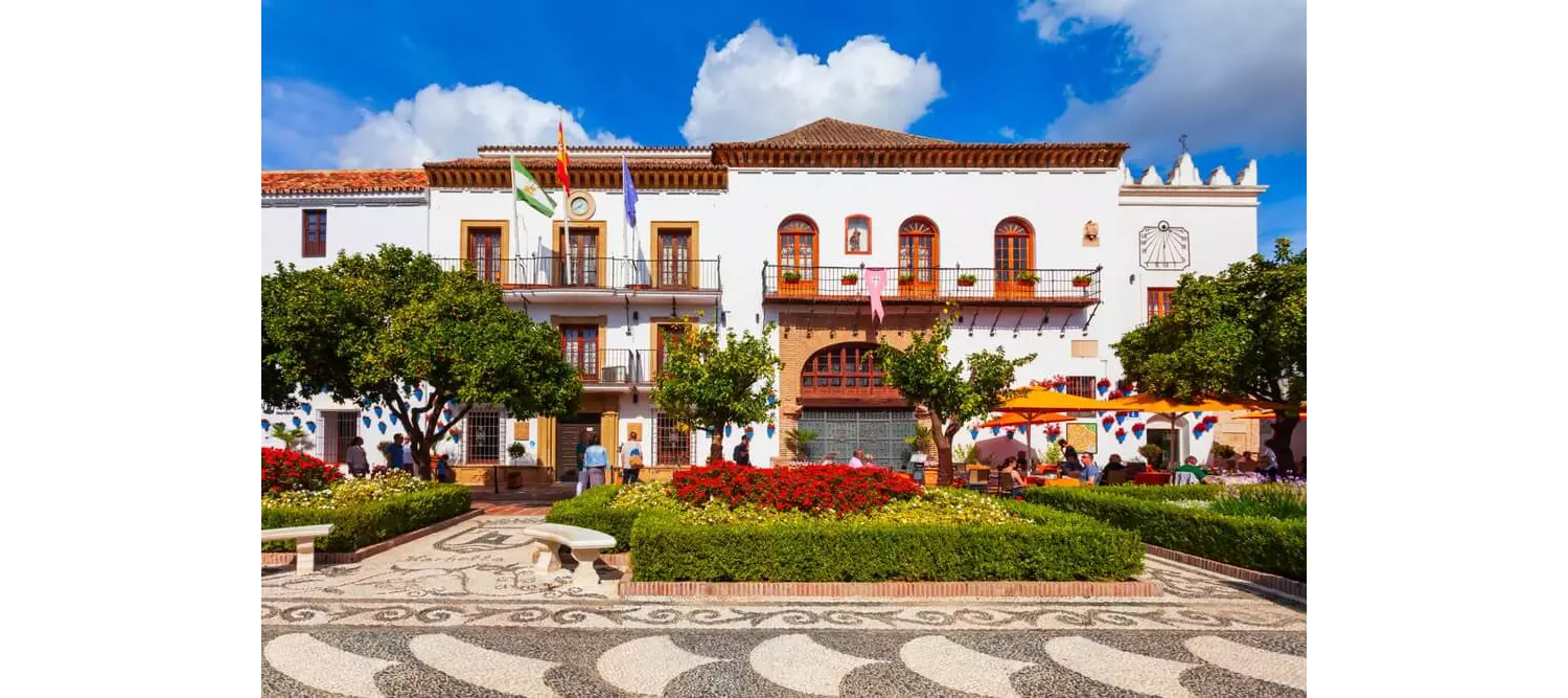 Sehenswürdigkeiten in Marbella: der Plaza de los Naranjos im Sonnenschein.