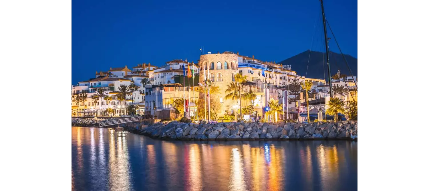 Der Yachthafen Puerto Banús mit nächtlicher Beleuchtung.