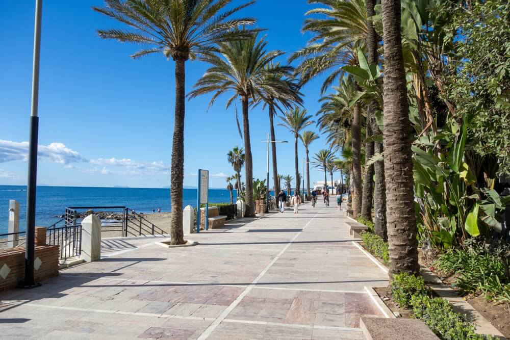 Ein Ausschnitt der langen Strandpromenade von Marbella.