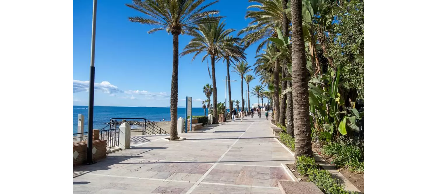Ein Ausschnitt der langen Strandpromenade von Marbella.