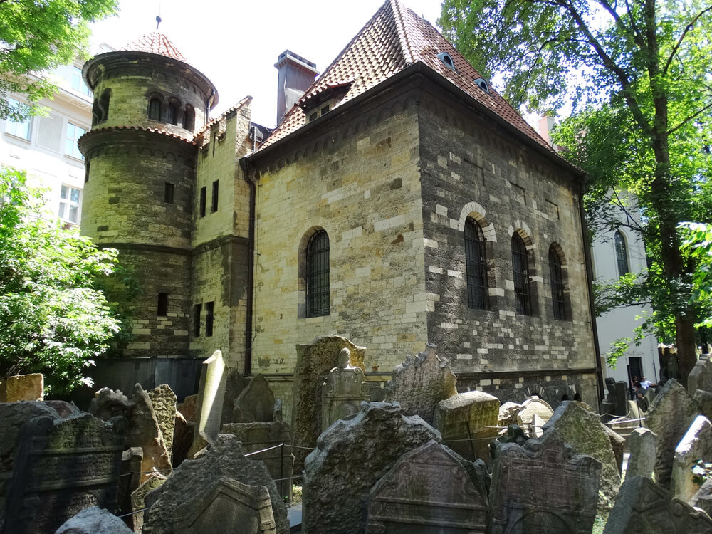 Sehenswürdigkeiten in Prag: Grabsteine auf dem alten jüdischen Friedhof.