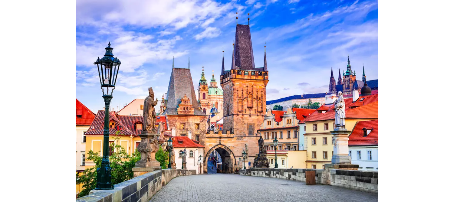 Die Karlsbrücke in Prag mit Häusern der Altstadt im Hintergrund.