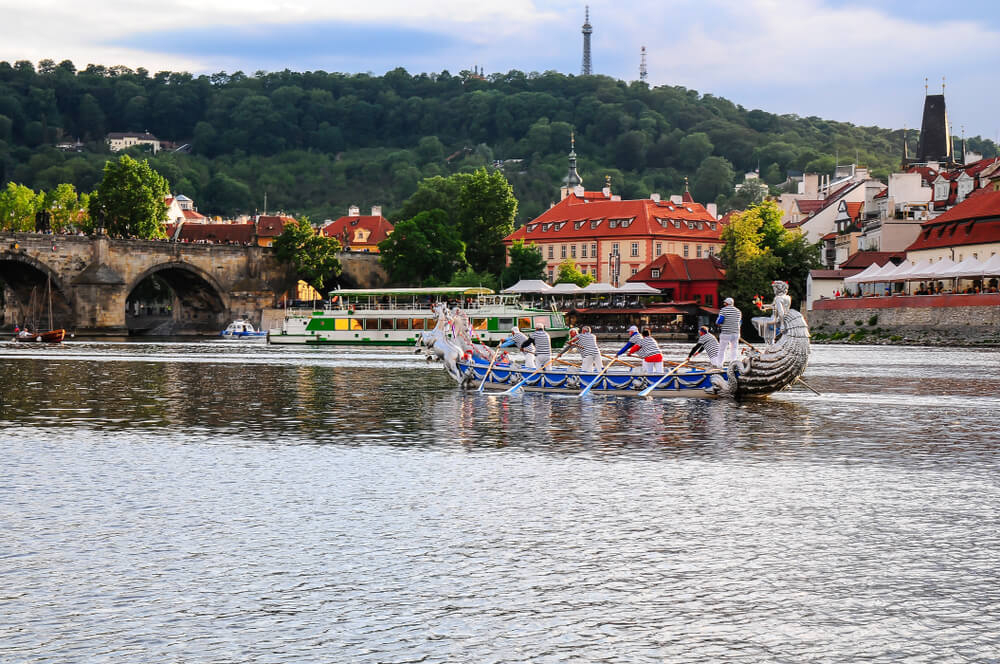 Eine venezianische Gondel fährt in Prag auf der Moldau.