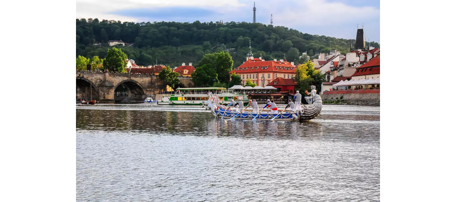 Eine venezianische Gondel fährt in Prag auf der Moldau.