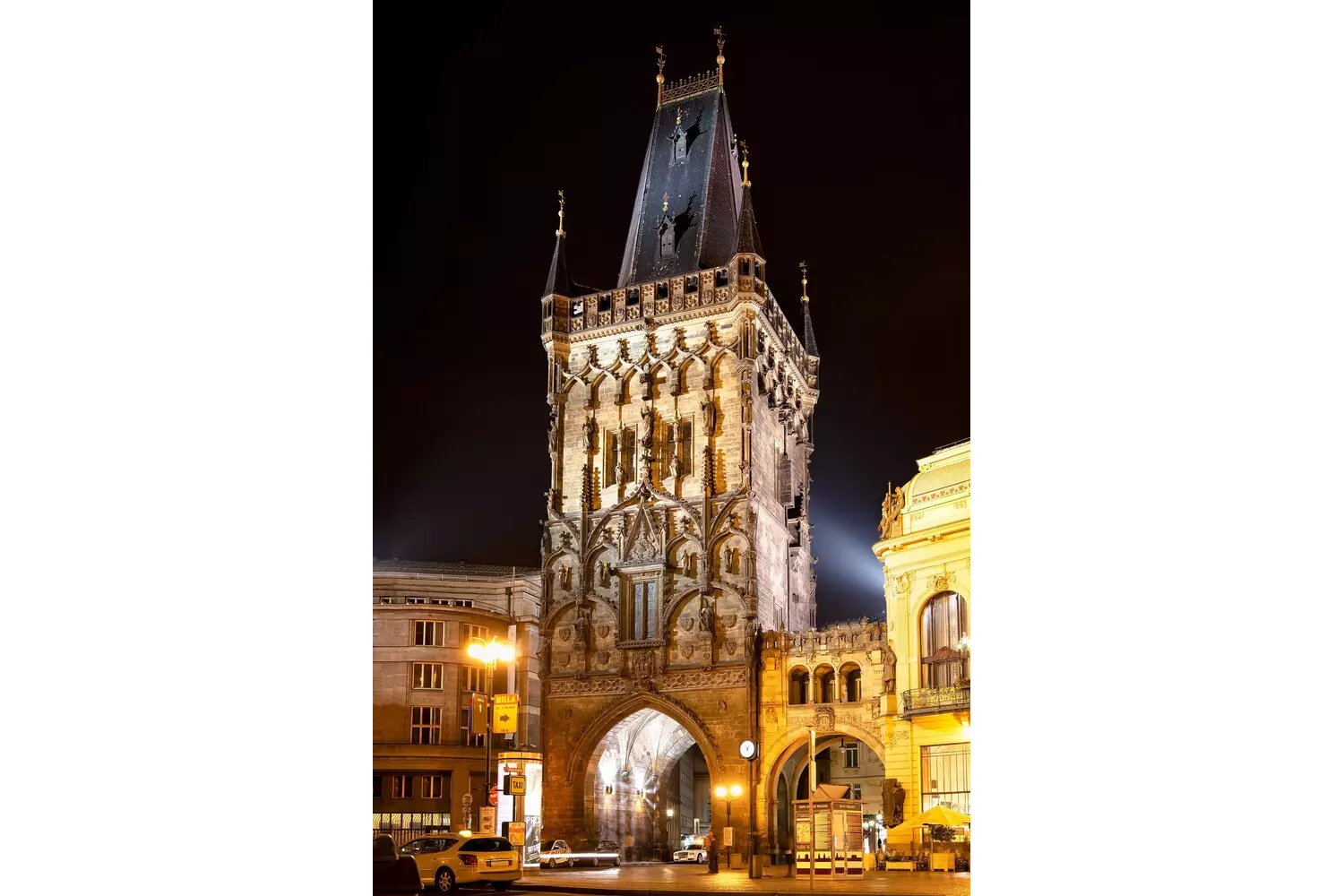 Der Prager Pulverturm bei nächtlicher Beleuchtung.