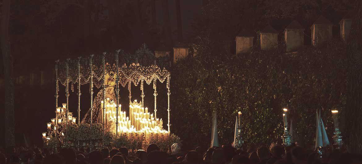 Eine Prozession zur Semana Santa