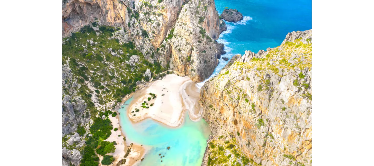 Die Cala de Sa Calobra am Ende des Torrente de Pareis.