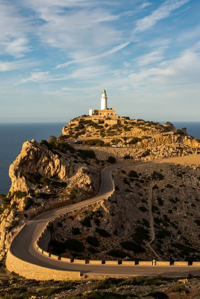 Die Straße zum Leuchtturm auf dem Cap de Formentor in Mallorca.