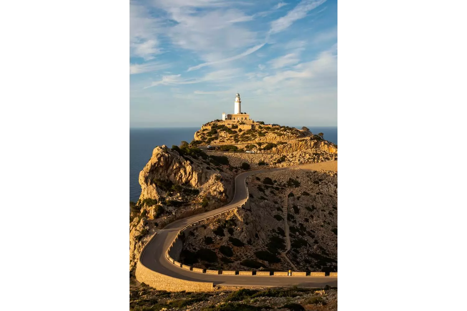 Die Straße zum Leuchtturm auf dem Cap de Formentor in Mallorca.
