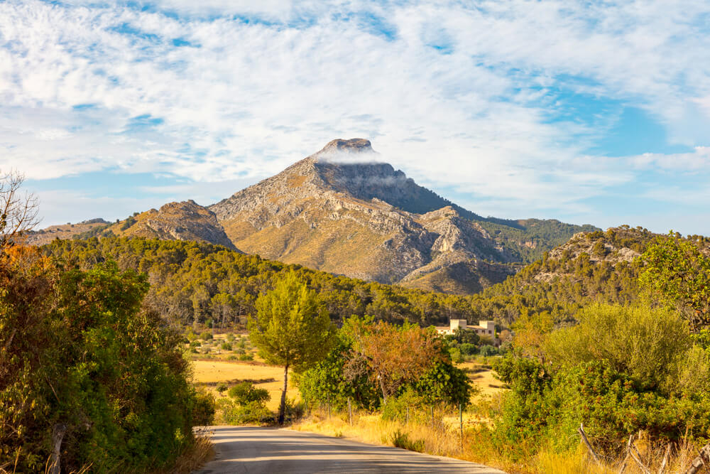 In der Serra de Tramuntana wandern: Puig de Galatzó aus der Ferne gesehen.