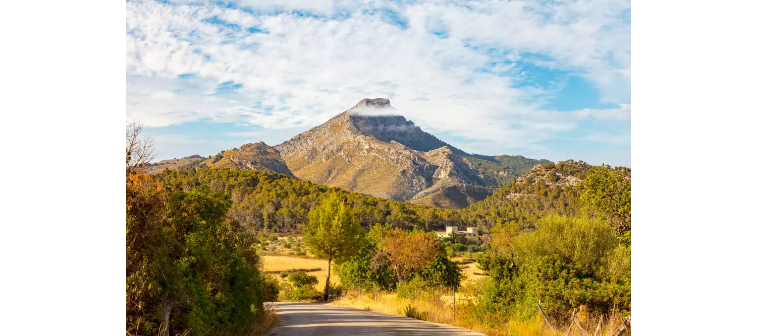 In der Serra de Tramuntana wandern: Puig de Galatzó aus der Ferne gesehen.