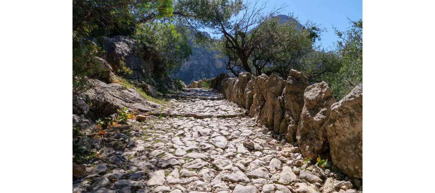 In der Serra de Tramuntana wandern: Abschnitt des Fernwanderwegs GR-221.