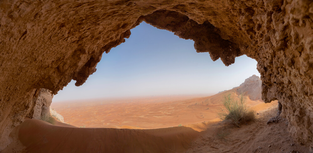 Sharjah-Urlaub: Blick durch Felsen auf die Wüste.