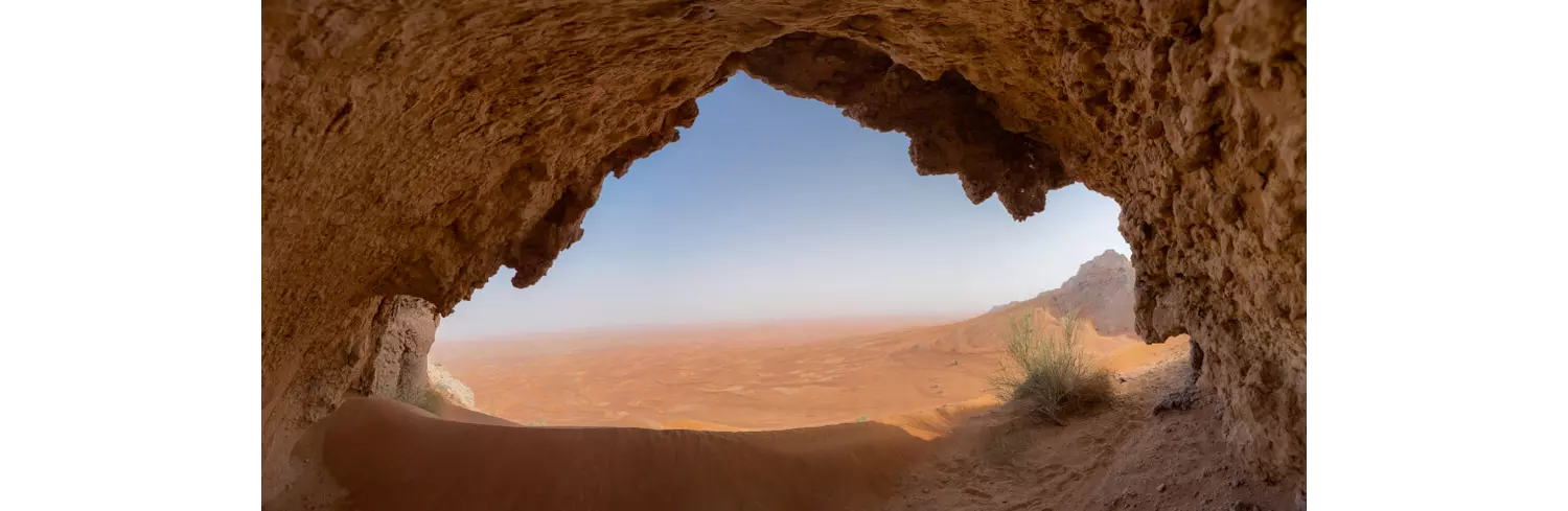 Sharjah-Urlaub: Blick durch Felsen auf die Wüste.