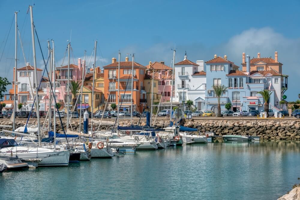 Puerto de Santa Maria: Colourful houses and boats in the harbour