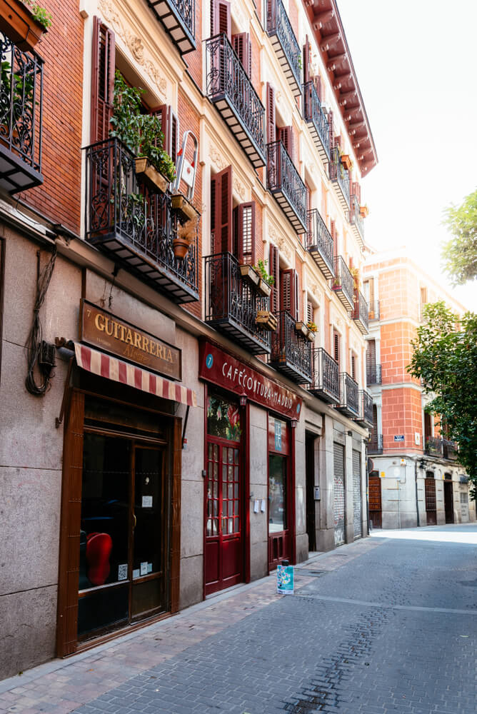 Kleiner Gitarrenladen und andere Geschäfte im Barrio de las Letras von Madrid.