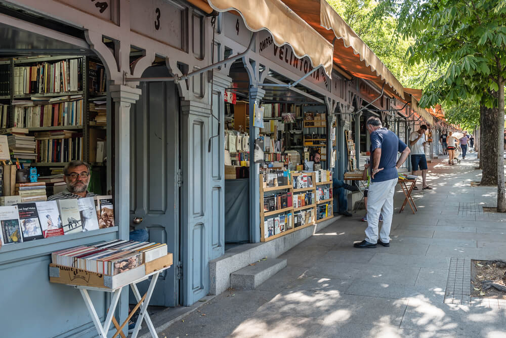 Stände mit Büchern an der Cuesta de Moyano in Madrid.