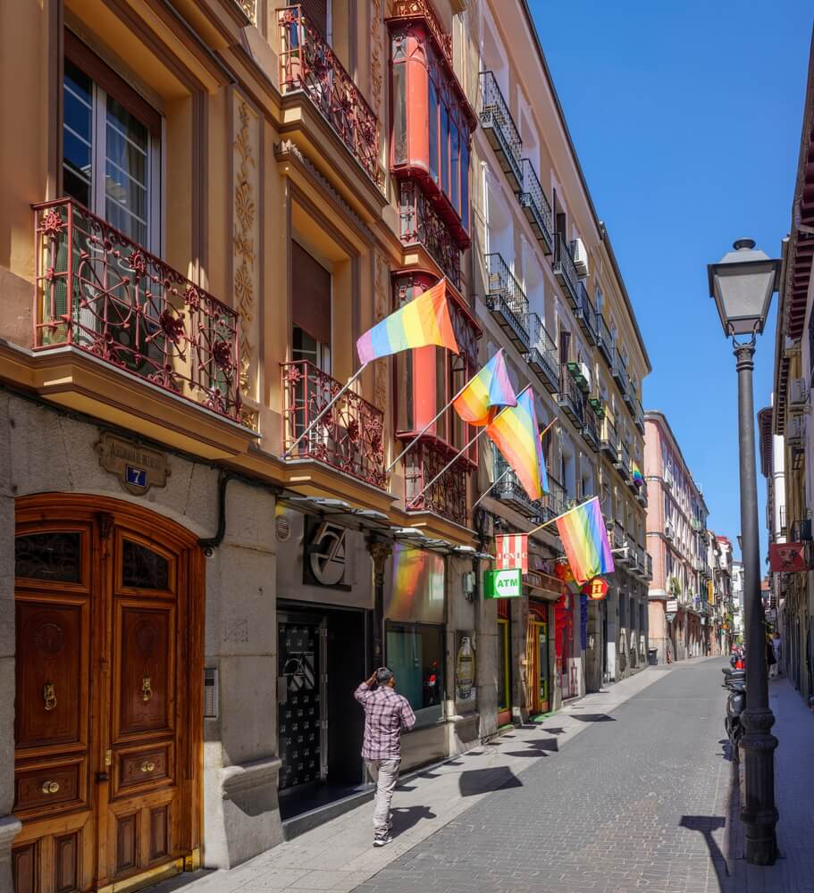 Eine Straße mit Regenbogenflaggen im Madrider Stadtviertel Chueca.