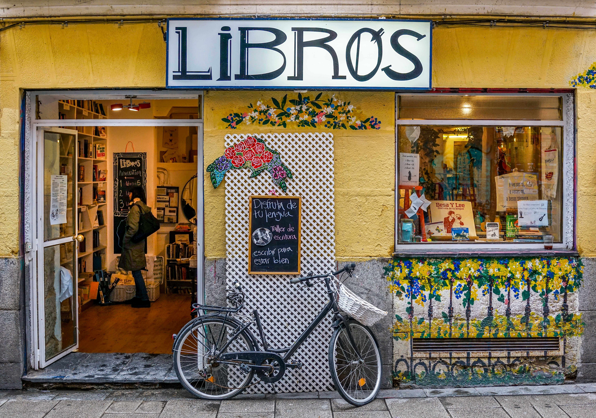 Shopping in Madrid: kleiner, alternativer Buchladen mit bunter Fassade.