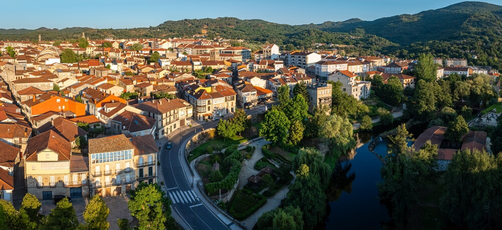 Blick auf Allariz, ein Dorf bei Ourense, Spanien, das für seine Outlets bekannt ist.