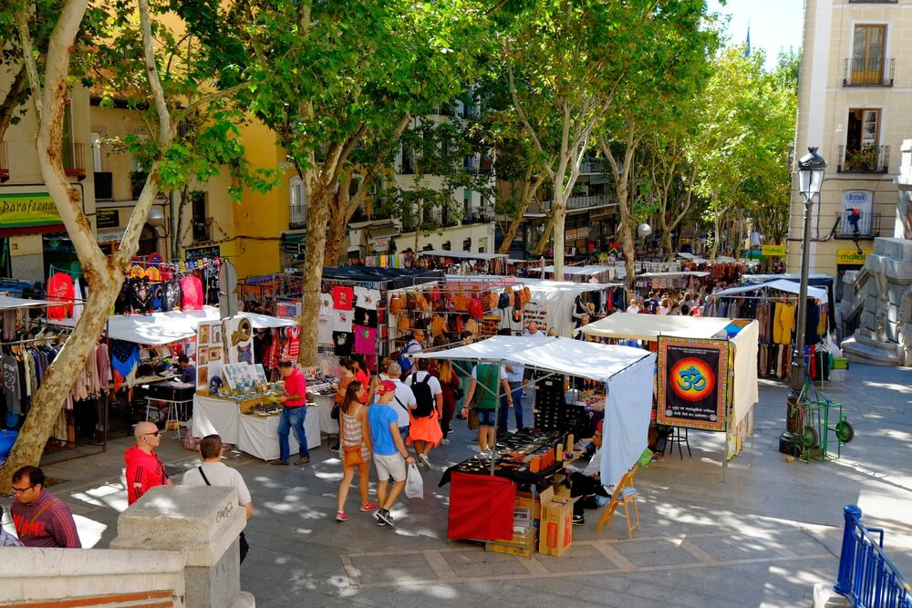 Ideal für einen Shoppingtrip: bunte Stände auf dem Trödelmarkt El Rastro in Madrid.