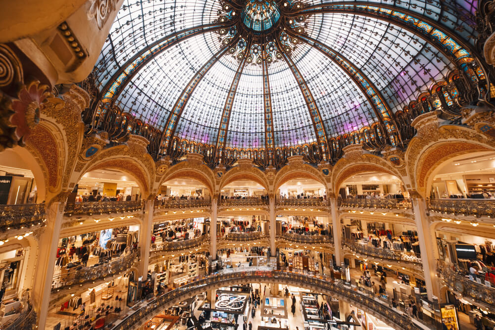 Shopping-Städte: Panoramablick über die Galeries Lafayette Haussmann in Paris.