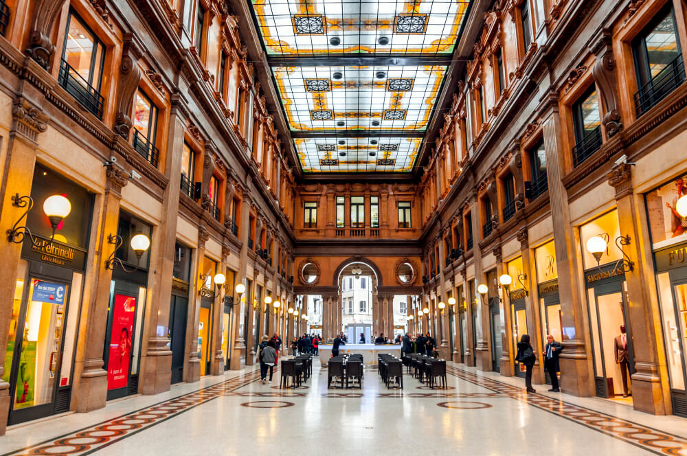 Shopping-Städte: die Galleria Alberto Sordi in Rom von innen.