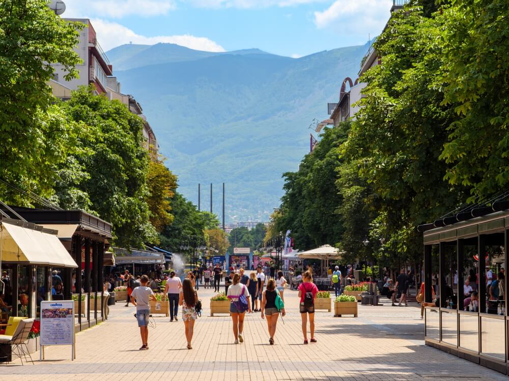 Blick auf das Witoschagebirge vom Witoscha-Boulevard in Sofia, Bulgarien, aus.