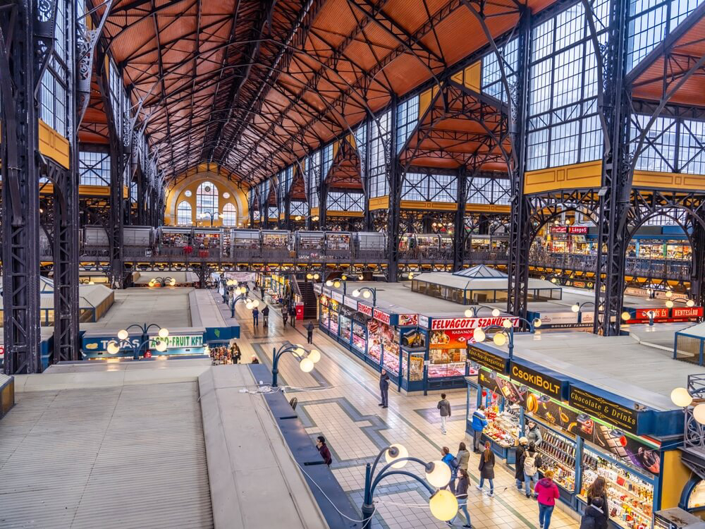 Blick von oben auf die Zentrale Markthalle von Budapest.
