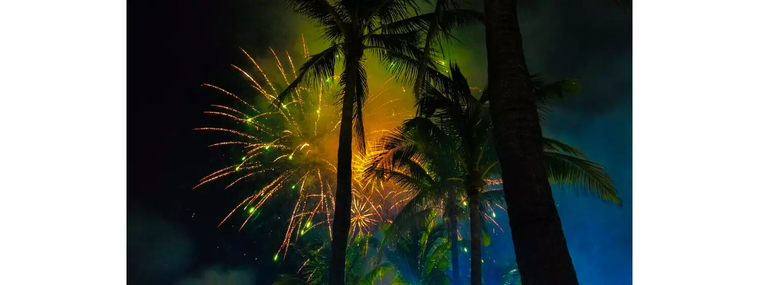 Wenn man Silvester in Mexiko feiert, kann man ein Feuerwerk am Strand erleben.