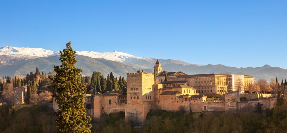 Sierra Nevada, Spanien: verschneite Gipfel mit der Alhambra im Vordergrund.