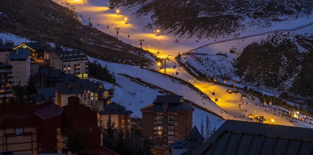 Skigebiete Spanien: Sierra Nevada nachts mit beleuchteter Piste.