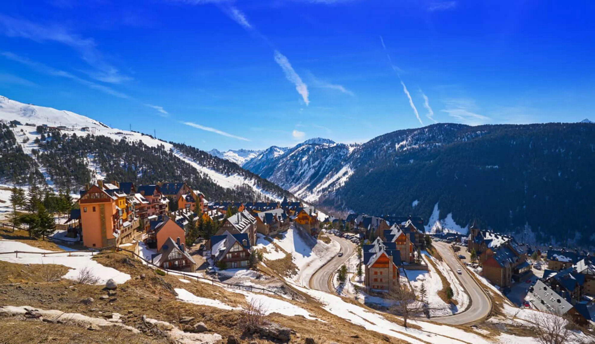 Skigebiete Spanien: Sicht auf den Skiort Baqueira Beret.