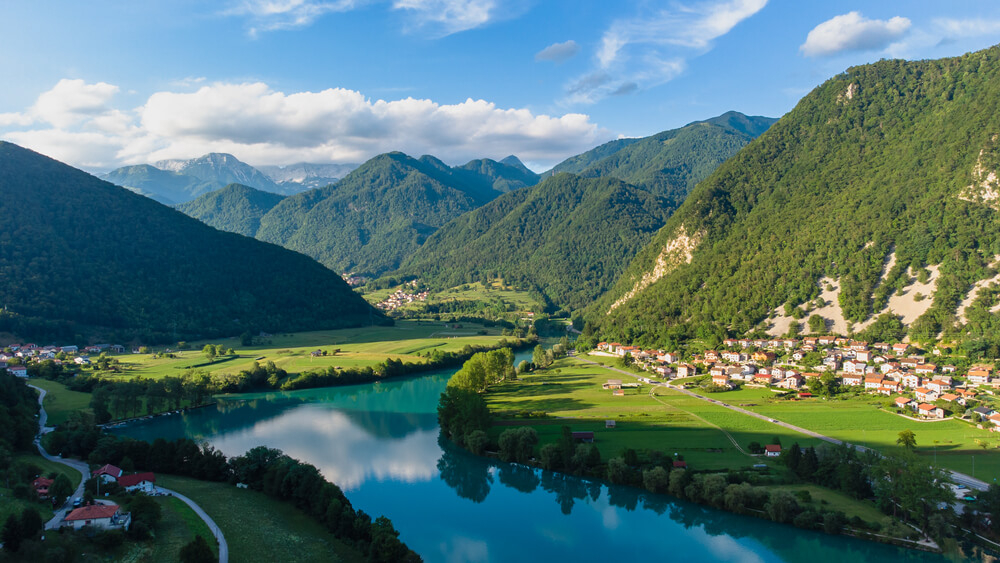 Slowenien Wissenswertes: einer der vielen Flüsse Sloweniens in einem Tal von Bergen umgeben.