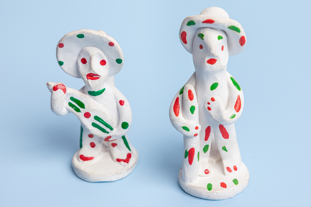 Siurells de Fang: White clay figures painted in red and green polka dots