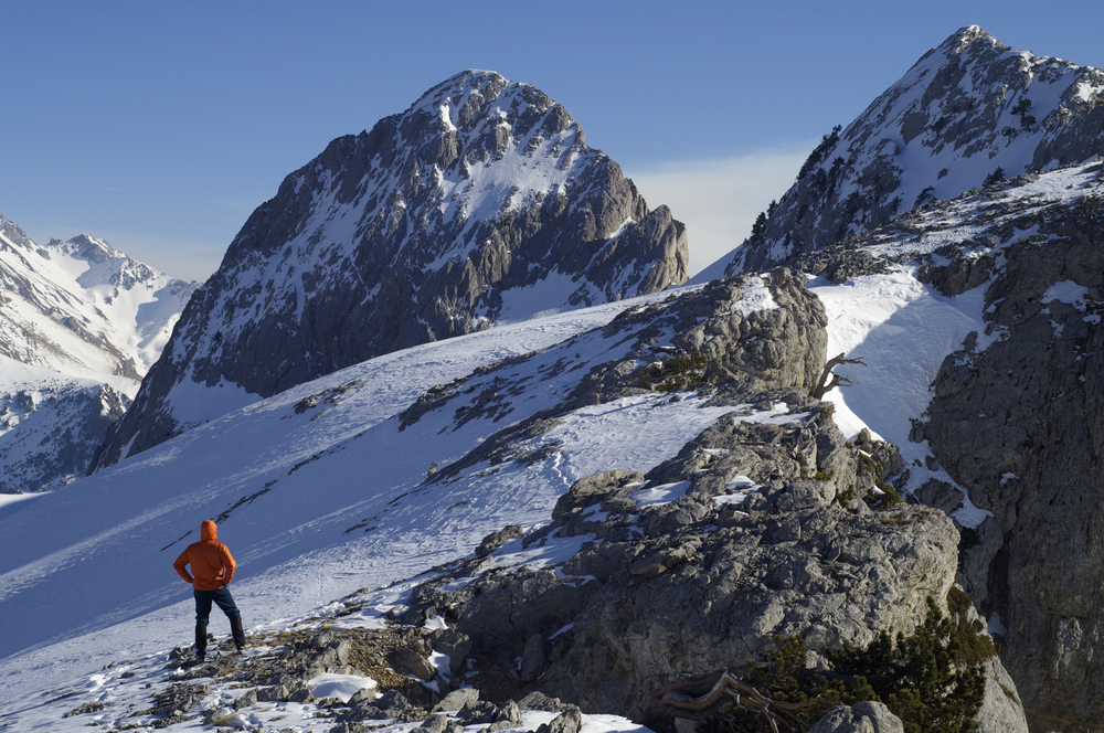 Spanische Pyrenäen: verschneiter Gipfel.