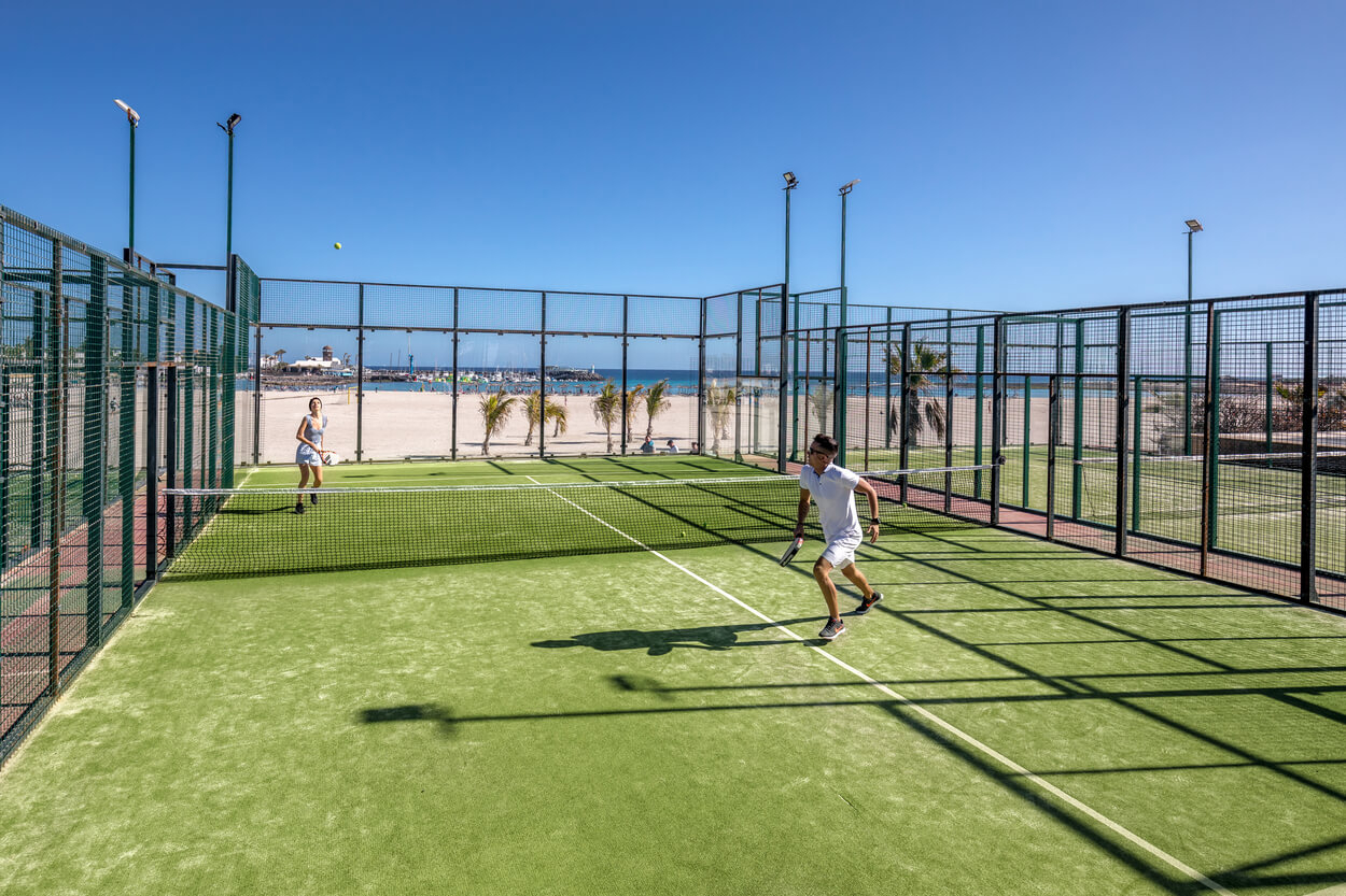 Sporthotels Spanien: Padeltennisplatz direkt am Strand im Barceló Fuerteventura Beach Resort.