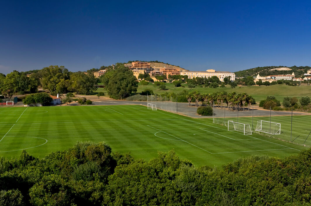 Sporthotels Andalusien: Fußballplatz im Barceló Montecastillo Golf.