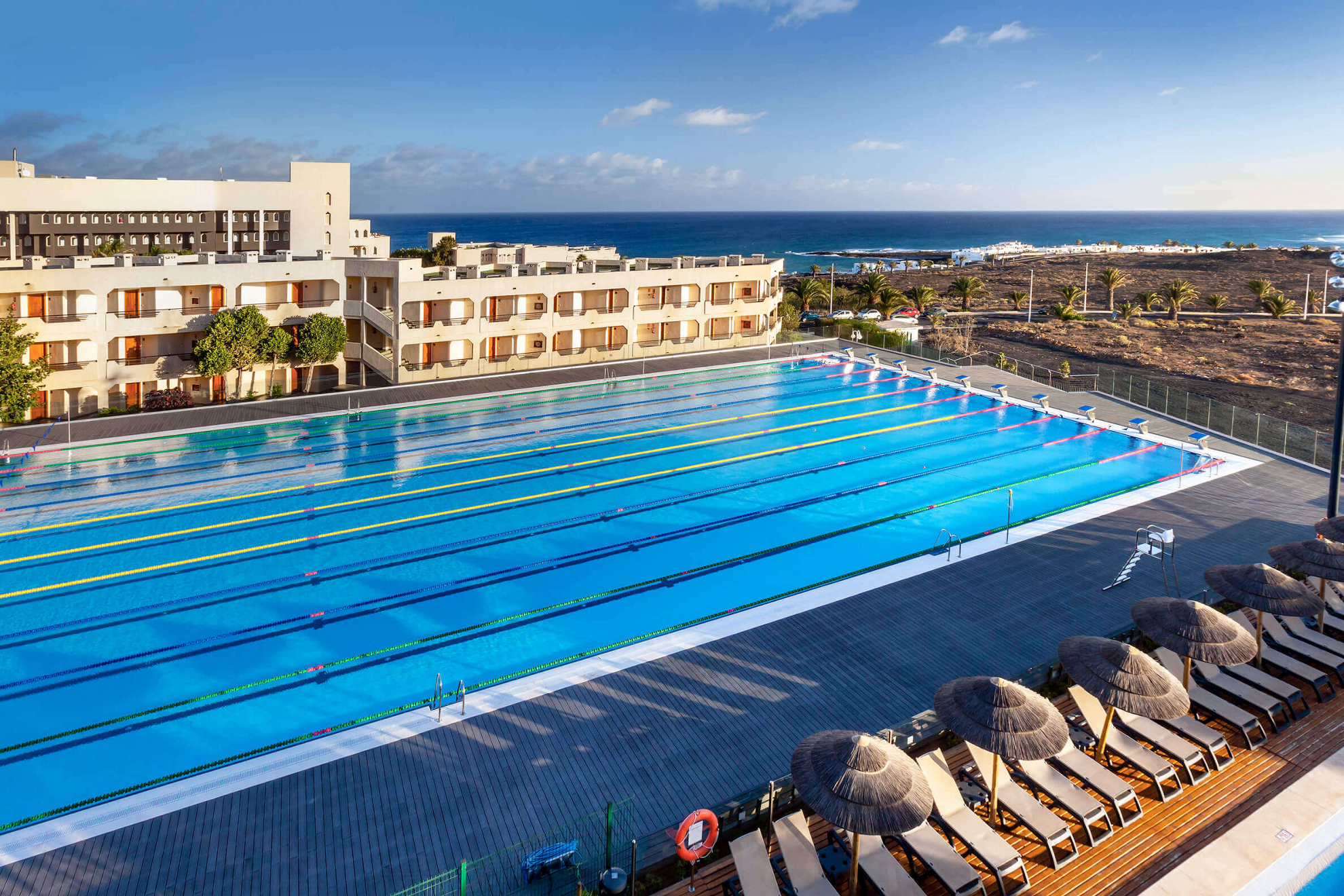 Sporthotels Spanien: Olympisches Schwimmbecken im Barceló Lanzarote Active Resort.