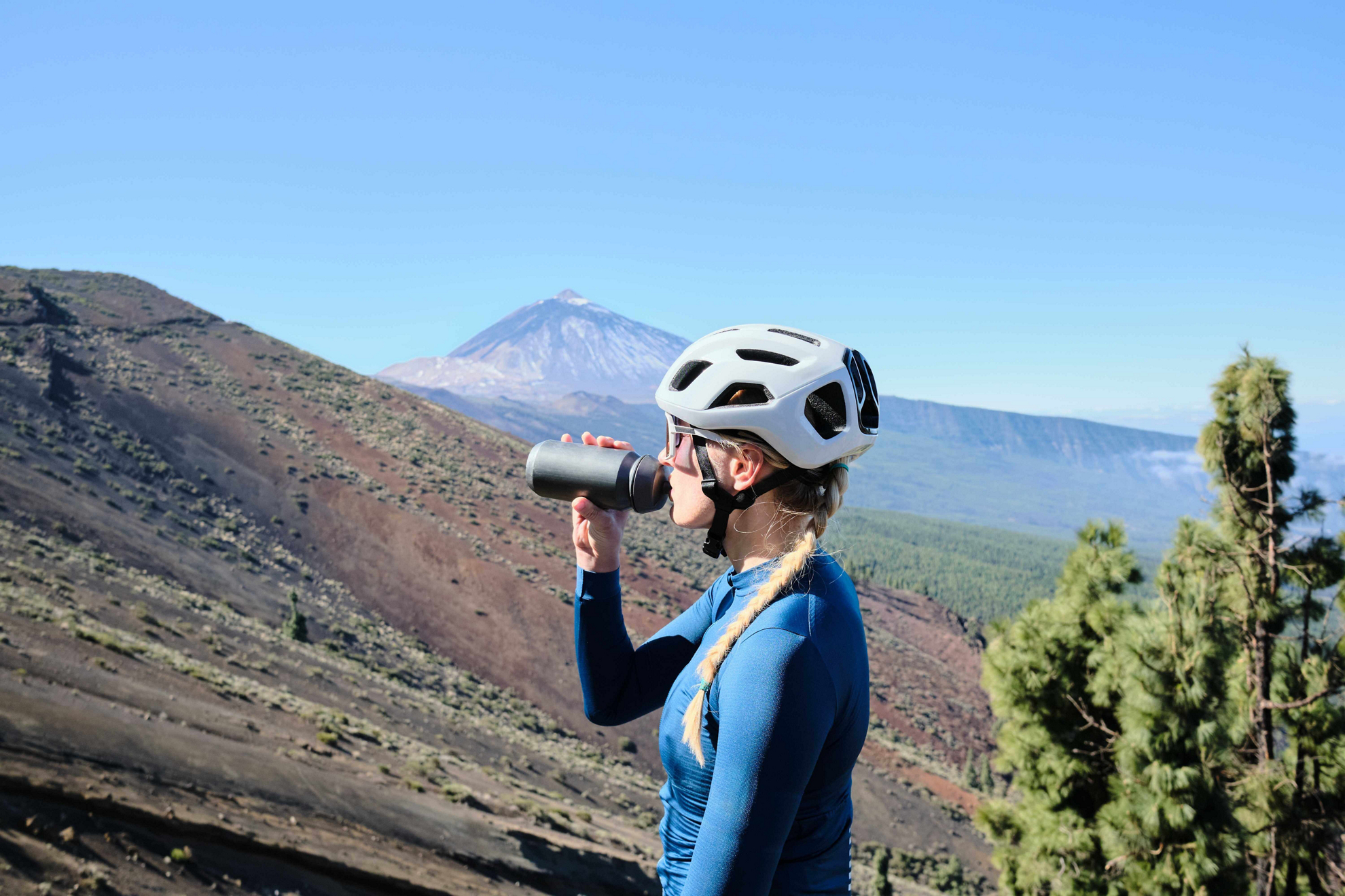 Sporturlaub Kanaren: Radfahrerin im Teide Nationalpark.